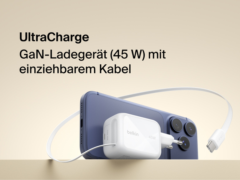 Belkin UltraCharge GaN-Ladeger&auml;t (45&nbsp;W) in kompaktem Format, das &uuml;ber ein integriertes, einziehbares USB-C-Kabel mit einem Smartphone verbunden ist, um schnelles Laden zu erm&ouml;glichen
