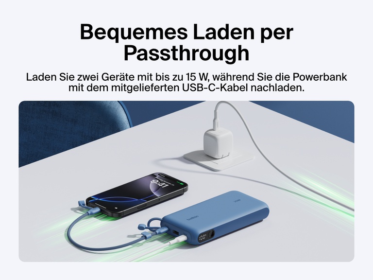 Es wird gezeigt, wie die Belkin BoostCharge Powerbank 20K mit Display mit dem Passthrough-Laden zwei Geräte mit bis zu 15 W auflädt und dabei gleichzeitig mit dem mitgelieferten USB-C-Kabel nachgeladen wird.