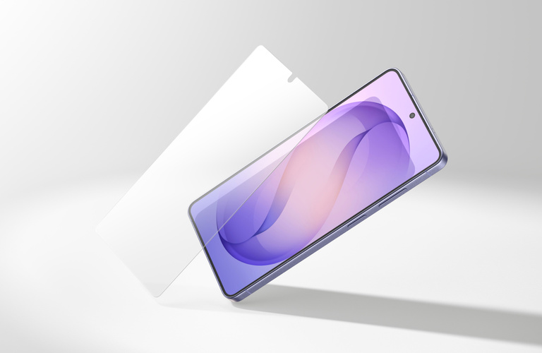 Aufrecht ausgerichtetes Smartphone, &uuml;ber dessen Display eine durchscheinende Displayschutzfolie schwebt, was die vollfl&auml;chige Abdeckung und Aufbringung verdeutlicht.