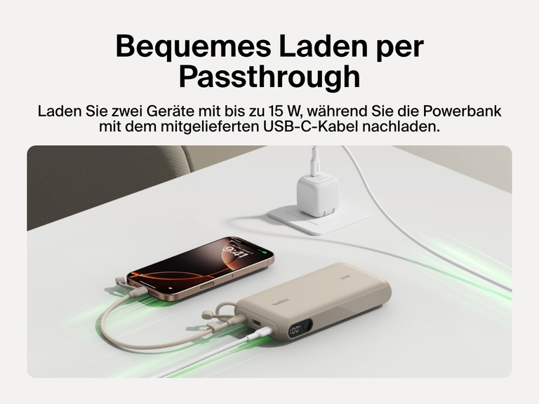 Es wird gezeigt, wie die Belkin BoostCharge Powerbank 20K mit Display mit dem Passthrough-Laden zwei Geräte mit bis zu 15 W auflädt und dabei gleichzeitig mit dem mitgelieferten USB-C-Kabel nachgeladen wird.