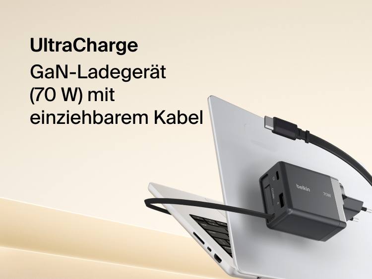 An eine Steckdose angeschlossenes BoostCharge Pro 3-Port-GaN-Ladeger&auml;t (100&nbsp;W) l&auml;dt einen Laptop per Schnellladefunktion; der markante gr&uuml;ne Schriftzug &bdquo;100W&ldquo; hebt dabei die hohe Ausgangsleistung hervor.
