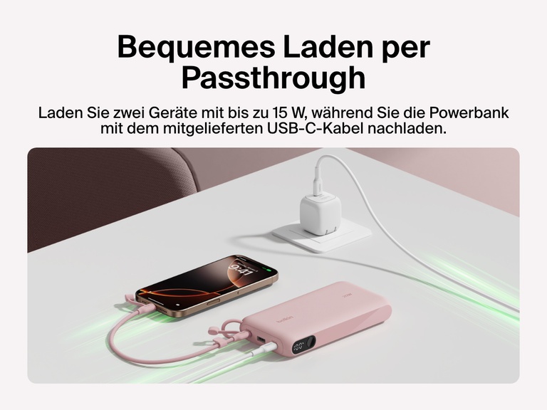 Es wird gezeigt, wie die Belkin BoostCharge Powerbank 20K mit Display mit dem Passthrough-Laden zwei Geräte mit bis zu 15 W auflädt und dabei gleichzeitig mit dem mitgelieferten USB-C-Kabel nachgeladen wird.