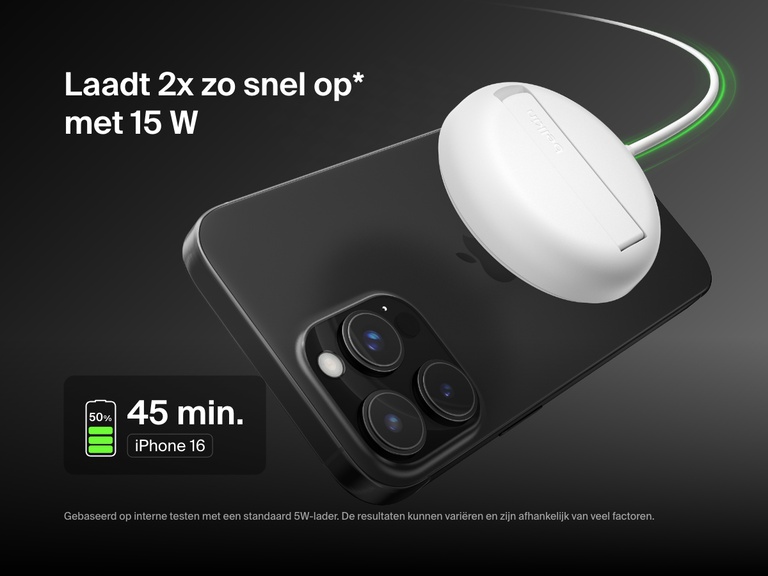 Een afbeelding van een wit Belkin BoostCharge Pro magnetisch draadloos laadstation met Qi2 (15 W) die een iPhone 16 snel oplaadt met een laadvermogen van 15 W en waarmee benadrukt wordt dat deze van 0 tot 50% kan worden opgeladen in 45 minuten.
