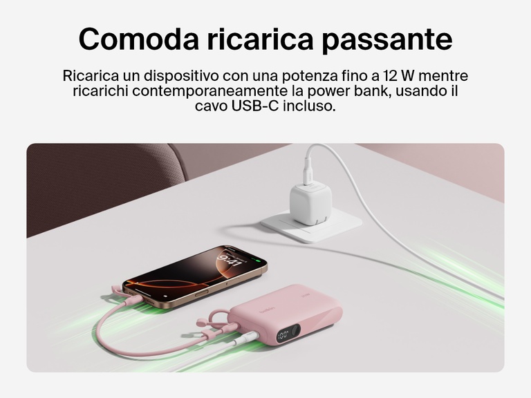 Immagine della power bank 10K con display BoostCharge Belkin che ne dimostra l'alimentazione passante, mentre ricarica uno smartphone fino a 12 W e si ricarica tramite il cavo USB-C.