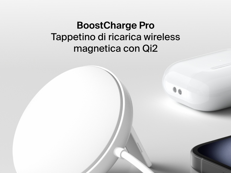 Un tappetino di ricarica wireless magnetica con Qi2 da 15 W BoostCharge Belkin di colore bianco mostrato in posizione dritta su una superficie bianca, accanto ad un iPhone e un paio di AirPods bianchi nella loro custodia di ricarica.