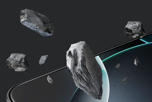 날아다니는 돌들로 둘러싸인 강화유리를 부착한 스마트폰 화면의 클로즈업으로, 긁힘 방지 기능과 거친 충격에 대한 내구성을 보여줍니다.