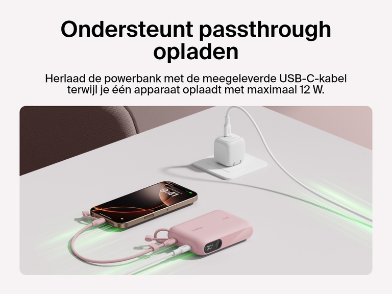 Afbeelding van de Belkin BoostCharge 10.000mAh-powerbank met display tijdens passthrough-opladen, waarbij deze een smartphone oplaadt met maximaal 12 W en zelf wordt opgeladen via de meegeleverde USB-C-kabel.