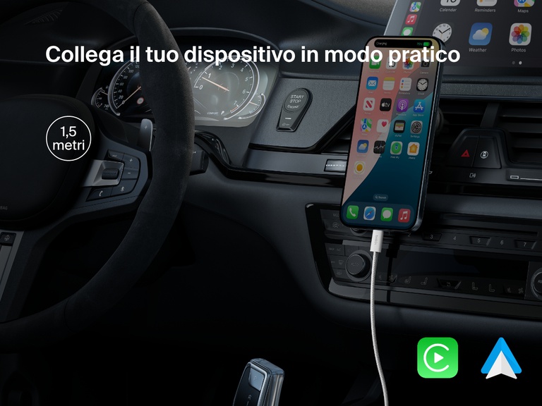 Immagine del cavo da USB-C a USB-C da 240 W Belkin BoostCharge in un'installazione in auto, enfatizzandone la lunghezza di 1,5 metri che permette un facile accesso al dispositivo e la compatibilità con Apple CarPlay e Android Auto durante la ricarica.