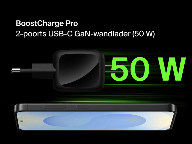 Belkin BoostCharge Pro 2-poorts USB-C GaN-wandlader van 50 W in het wit met een compact, inklapbaar ontwerp, weergegeven naast opvallende groene “50W”-tekst op een zwarte achtergrond.