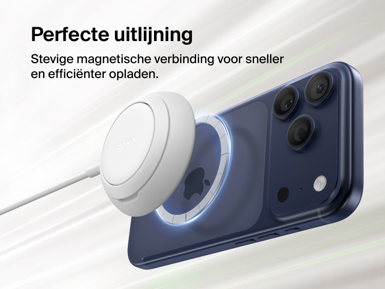 Afbeelding van een Belkin UltraCharge magnetische lader met Qi2 25W, die stevig op de achterkant van een smartphone vastzit voor perfect uitgelijnd en effici&euml;nt magnetisch draadloos opladen.