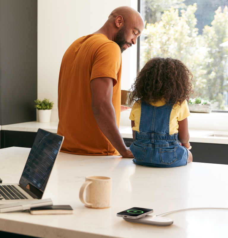 2 合 1 15W Qi2 磁吸力無線充電板 