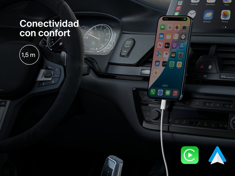 Imagen en la que aparece el cable USB-C a USB-C de 60 W Belkin BoostCharge siendo utilizando en el interior de un coche. Se subraya su longitud de 1,5 metros que permite una carga sencilla en el vehículo y su conectividad con Apple CarPlay y Android Auto.