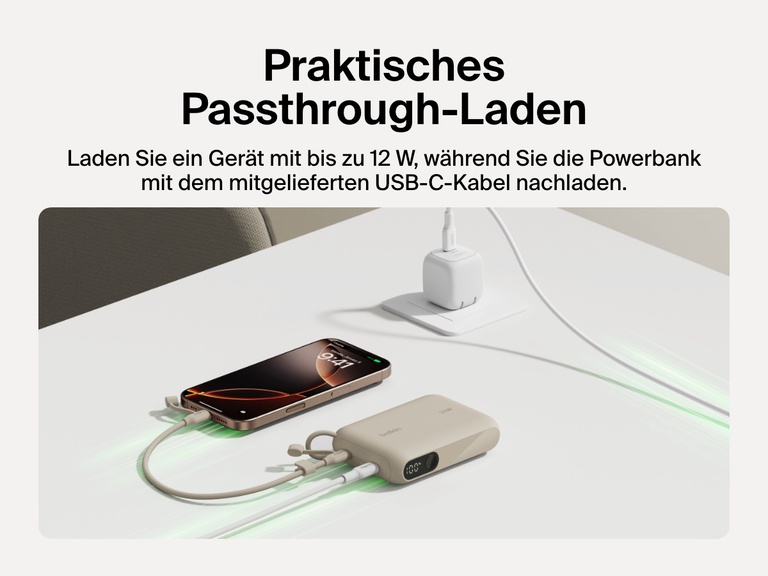 Es wird gezeigt, wie die Belkin BoostCharge Powerbank 10K mit Display mit dem Passthrough-Laden ein Smartphone mit bis zu 12 W auflädt und dabei gleichzeitig mit dem mitgelieferten USB-C-Kabel nachgeladen wird.