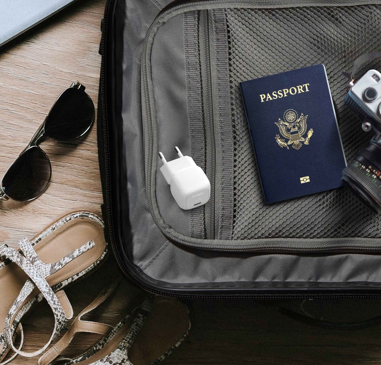 Accessoire idéal pour les déplacements. Un chargeur rapide et pratique que vous pouvez emporter partout. Ce chargeur compact se glisse facilement dans votre sac ou poche. Il peut être emporté partout, à la maison, à l'école, au bureau ou en déplacement.
