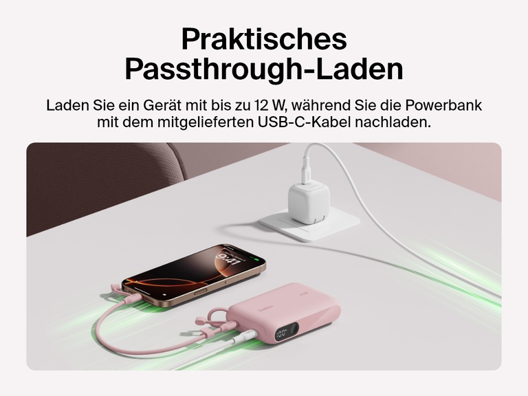 Es wird gezeigt, wie die Belkin BoostCharge Powerbank 10K mit Display mit dem Passthrough-Laden ein Smartphone mit bis zu 12 W auflädt und dabei gleichzeitig mit dem mitgelieferten USB-C-Kabel nachgeladen wird.