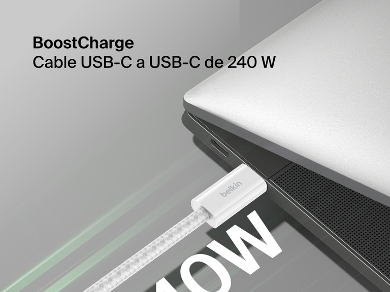 Imagen en primer plano del cable Belkin BoostCharge de USB-C a USB-C de 240 W conectado a un portátil, mostrando su diseño trenzado duradero y su capacidad de carga a alta velocidad.