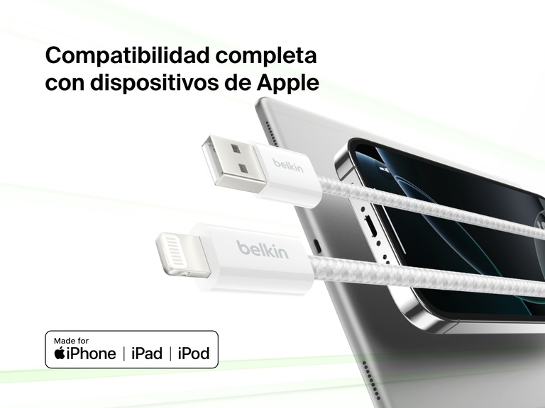 Cable Belkin BoostCharge USB-A con conector Lightning mostrado junto a dispositivos Apple, destacando su perfecta compatibilidad con iPhone, iPad y iPod para cargas y transferencias de datos fiables.