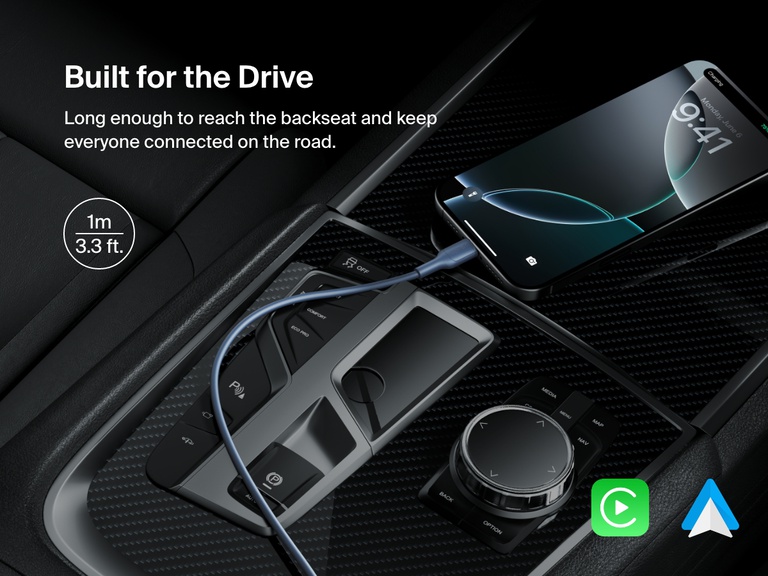 Belkin BoostCharge Pro USB-C to USB-C編組ケーブル60Wを使用して車内でスマートフォンを充電する様子。後部座席での接続に最適な約1メートルの長さで、Apple CarPlayおよびAndroid Autoに対応しています。