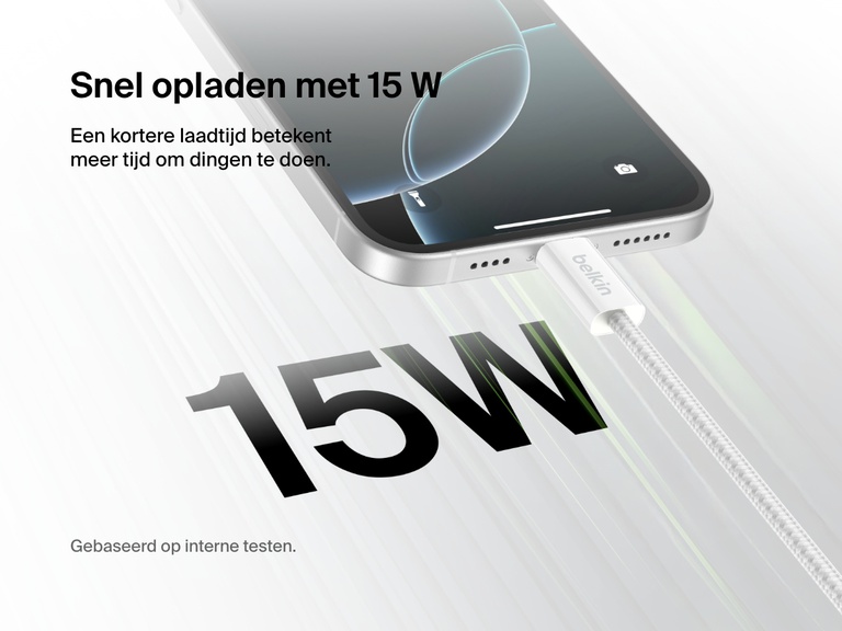 Close-upafbeelding van de Belkin BoostCharge 15 W USB-A naar USB-C-kabel die een smartphone snel oplaadt, en waarmee de hogere snelheid en efficiënter van opladen met 15 W benadrukt wordt.