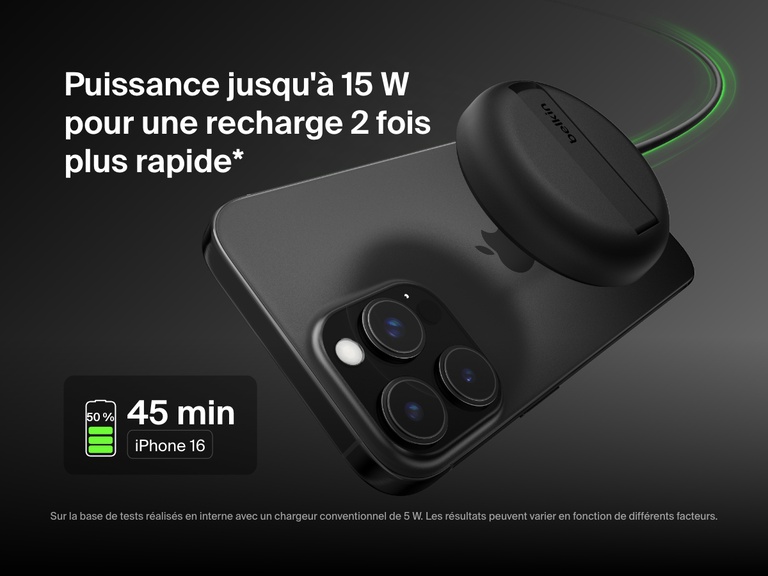 Image d'une station de recharge sans fil noire Belkin BoostCharge Pro avec Qi2 (15 W) rechargeant un iPhone 16 qui met en avant sa capacité à recharger de zéro à 50 % en 45 minutes avec la recharge rapide de 15 W.