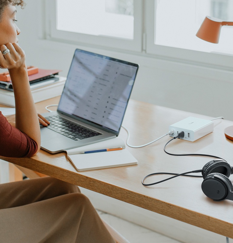 Ein 4-Port-GaN-Ladegerät, das einen Laptop und einen Kopfhörer lädt