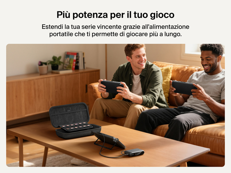 Due uomini che giocano con la console Nintendo Switch 2, mentre la custodia di ricarica Belkin Gaming ricarica un dispositivo sul tavolino da caffè, in modo da evidenziare la durata di gioco estesa, il porta-cartucce e la power bank integrata.