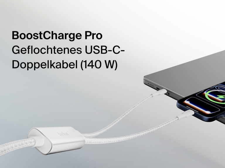 Das geflochtene Belkin BoostCharge Pro USB-C-Doppelkabel, das 140&nbsp;W zum Schnellladen liefert, wird beim gleichzeitigen Laden eines Smartphones und eines Laptops gezeigt.