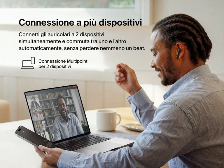 Immagine di un uomo che usa gli auricolari Belkin SoundForm Rhythm ANC durante una videochiamata, enfatizzando la connessione Multipoint per abbinare 2 dispositivi nello stesso istante, e commutare, ad esempio, tra l'audio del laptop e quello dello smartphone.