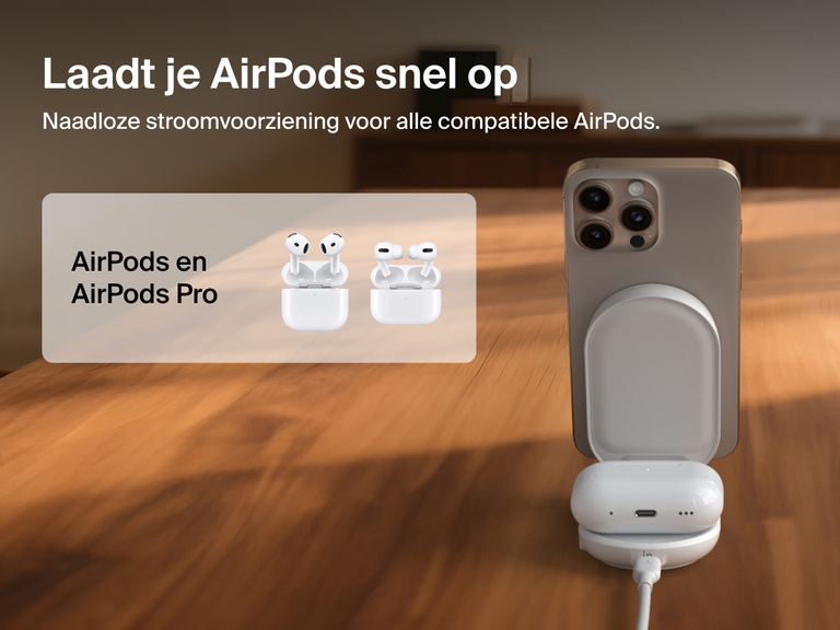 Afbeelding van de Belkin UltraCharge 2-in-1 uitklapbare magnetische lader met Qi2 25W die een iPhone en AirPods oplaadt op een houten oppervlak. De lader is geschikt voor AirPods en AirPods Pro.