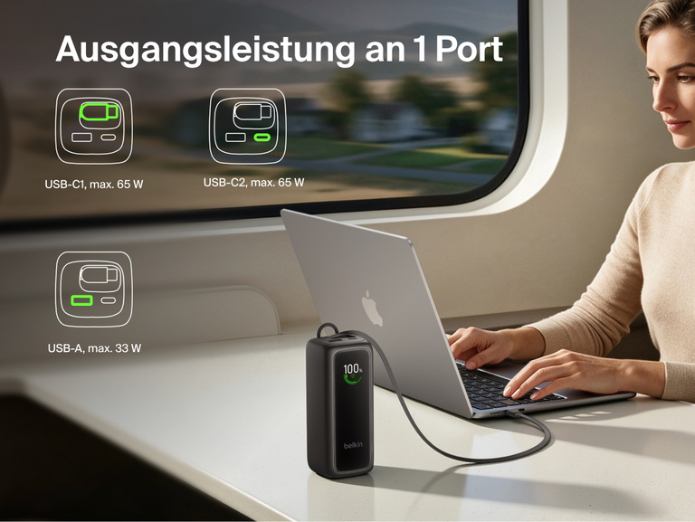 UltraCharge Powerbank 22K mit einziehbarem Kabel l&auml;dt einen Laptop &uuml;ber einen einzelnen Anschluss auf einem Zugklapptisch. Daneben zeigen Symbole die Ausgangsleistungen der Einzelanschl&uuml;sse USB-C1, USB-C2 und USB-A.