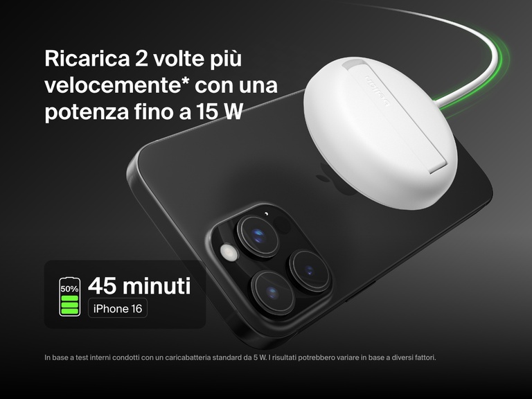 Un tappetino di ricarica wireless magnetica con Qi2 da 15 W BoostCharge Pro Belkin di colore bianco che ricarica un iPhone 16, con in evidenza la sua capacità di ricaricarlo fino al 50% in 45 minuti, grazie alla potenza di ricarica di 15 W.