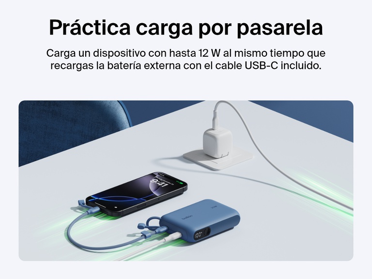 Se muestra la batería externa 10K con pantalla BoostCharge de Belkin cargando por pasarela un smartphone con 12 W al mismo tiempo que se recarga por el cable USB-C incluido.