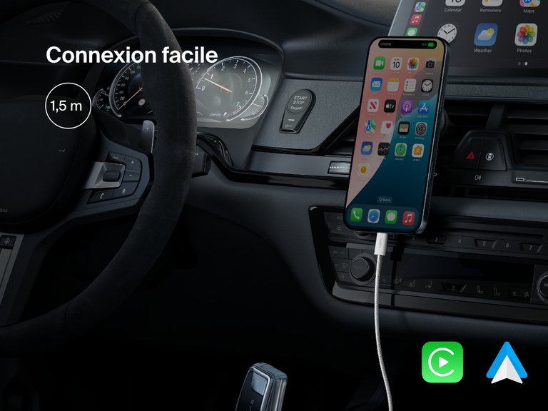 Image montrant un câble USB-C vers USB-C Belkin BoostCharge (60 W) d'une longueur de 1,5 m dans une voiture, offrant une recharge facile et une connectivité fluide à CarPlay d'Apple et Android Auto pendant la recharge.