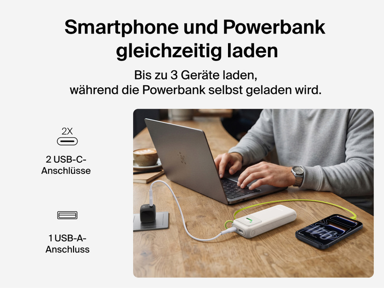 Die &zwnj;UltraCharge Powerbank 11K mit einziehbarem Kabel l&auml;dt gleichzeitig einen Laptop und ein Smartphone an einem Schreibtisch &uuml;ber das einziehbare Kabel, die USB-C-Anschl&uuml;sse und den USB-A-Anschluss.