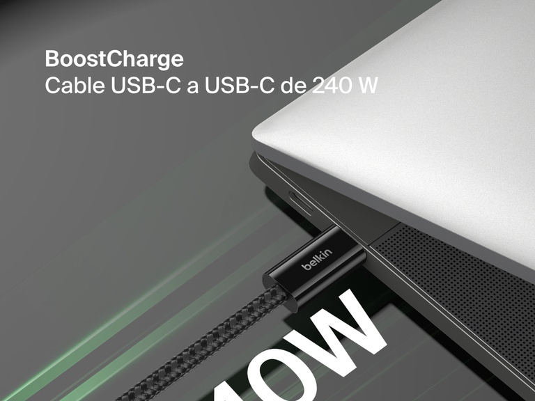 Imagen en primer plano del cable Belkin BoostCharge de USB-C a USB-C de 240 W conectado a un portátil, mostrando su diseño trenzado duradero y su capacidad de carga a alta velocidad.