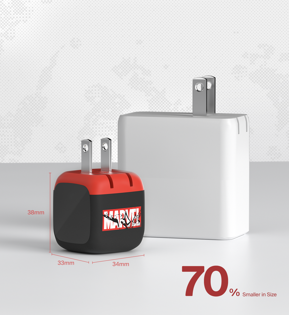 Belkin BoostCharge Cubic Charger 45Wが壁の白色のコンセントに差し込まれ、ドライフラワーが飾られた花瓶の横にあるベージュの台の上に置かれた閉じたシルバーのノートパソコンを白色のケーブルで充電しています。 Belkin BoostCharge Cubic Charger 45Wが壁の白色のコンセントに差し込まれ、ドライフラワーが飾られた花瓶の横にあるベージュの台の上に置かれた閉じたシルバーのノートパソコンを白色のケーブルで充電しています。