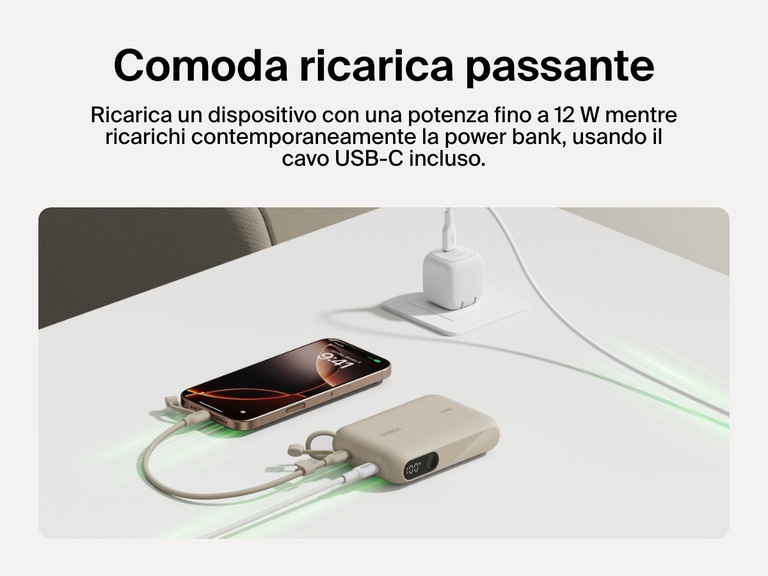 Immagine della power bank 10K con display BoostCharge Belkin che ne dimostra l'alimentazione passante, mentre ricarica uno smartphone fino a 12 W e si ricarica tramite il cavo USB-C.