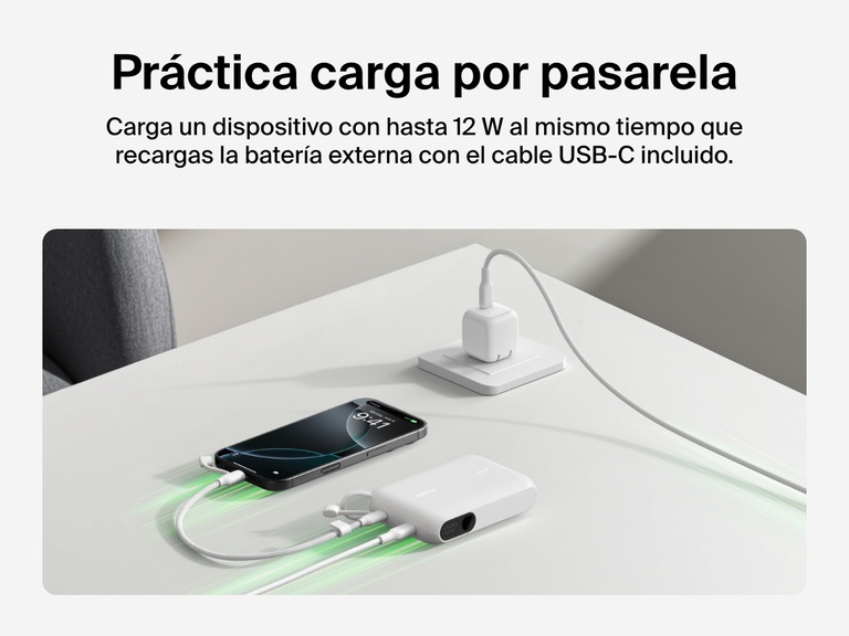 Se muestra la batería externa 10K con pantalla BoostCharge de Belkin cargando por pasarela un smartphone con 12 W al mismo tiempo que se recarga por el cable USB-C incluido.