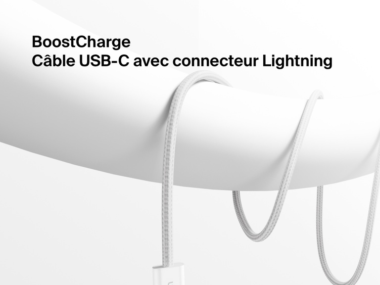 Gros plan d'un câble USB-C Belkin BoostCharge avec connecteur Lightning, doté d'une gaine tressée résistante et enroulé sur un fond blanc pour souligner son design haut de gamme et sa compatibilité avec la charge rapide des appareils Apple.