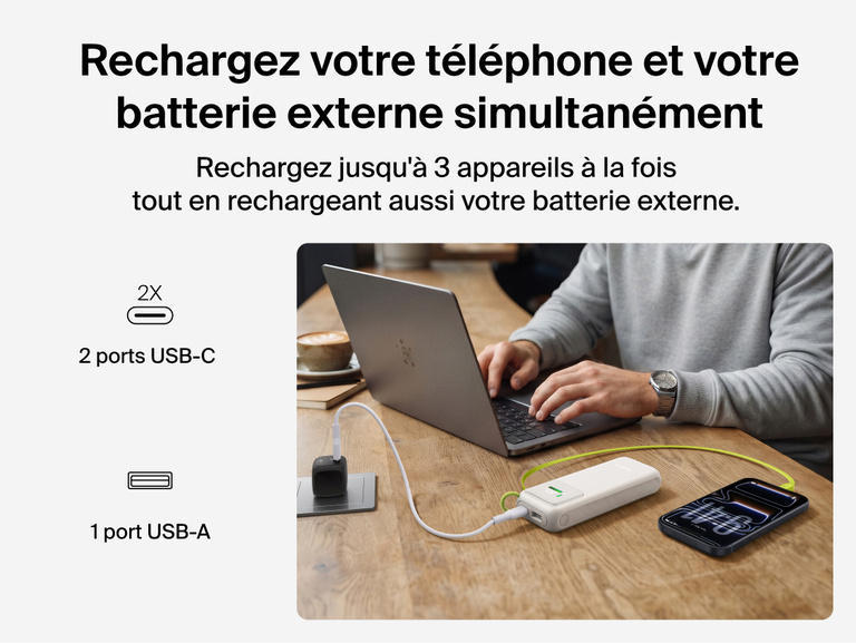 Image d'une batterie externe 11K UltraCharge avec c&acirc;ble r&eacute;tractable rechargeant simultan&eacute;ment un ordinateur portable et un t&eacute;l&eacute;phone sur un bureau via son c&acirc;ble r&eacute;tractable, ses ports USB-C et son port USB-A.