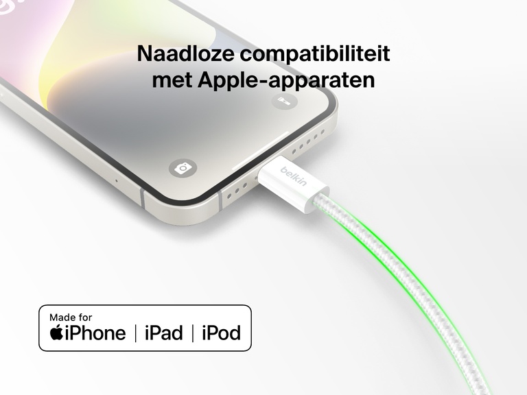 Belkin BoostCharge USB-C-kabel met Lightning-connector aangesloten op een iPhone, waarmee de naadloze compatibiliteit met Apple-apparaten zoals iPhone, iPad en iPod wordt getoond.