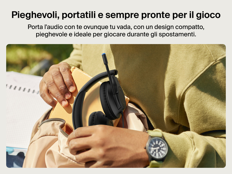 Primo piano di uno studente che ripone piegandole un paio di cuffie con filo e microfono Inspire per Nintendo Switch 2 Belkin Gaming in uno zaino, dimostrando la loro portabilità e il design ideale per gli spostamenti e il gioco in mobilità.