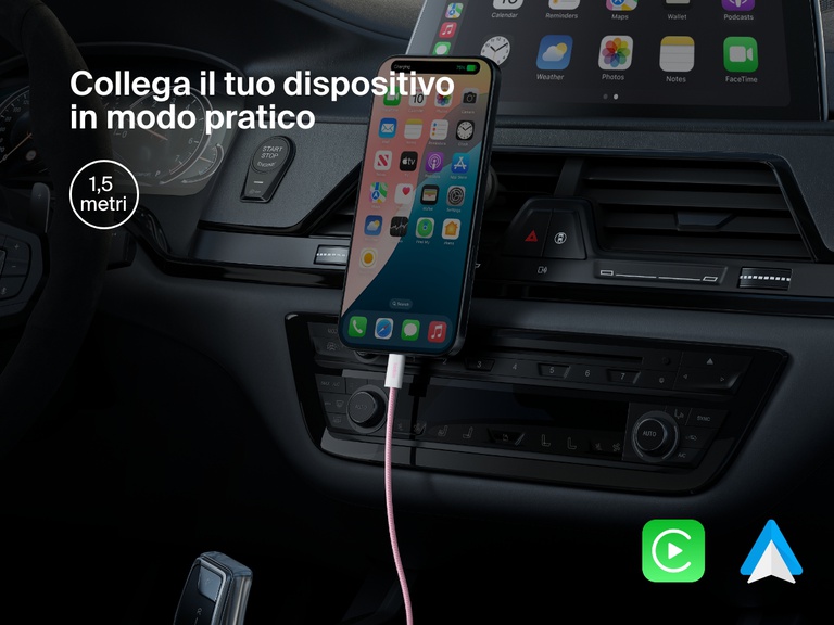 Immagine del cavo da USB-C a USB-C da 60 W Belkin BoostCharge in un'installazione in auto, enfatizzandone la lunghezza di 1,5 metri che permette una facile ricarica del dispositivo e la compatibilità con Apple CarPlay e Android Auto.