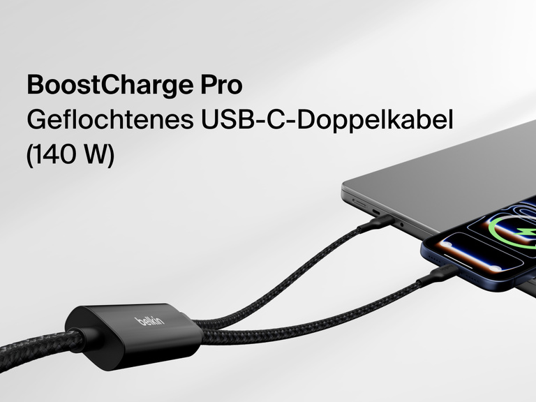 Das geflochtene Belkin BoostCharge Pro USB-C-Doppelkabel, das 140&nbsp;W zum Schnellladen liefert, wird beim gleichzeitigen Laden eines Smartphones und eines Laptops gezeigt.