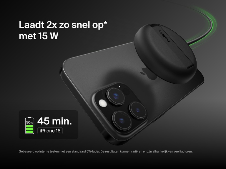 Een afbeelding van een zwart Belkin BoostCharge Pro magnetisch draadloos laadstation met Qi2 (15 W) die een iPhone 16 snel oplaadt met een laadvermogen van 15 W en waarmee benadrukt wordt dat deze van 0 tot 50% kan worden opgeladen in 45 minuten.