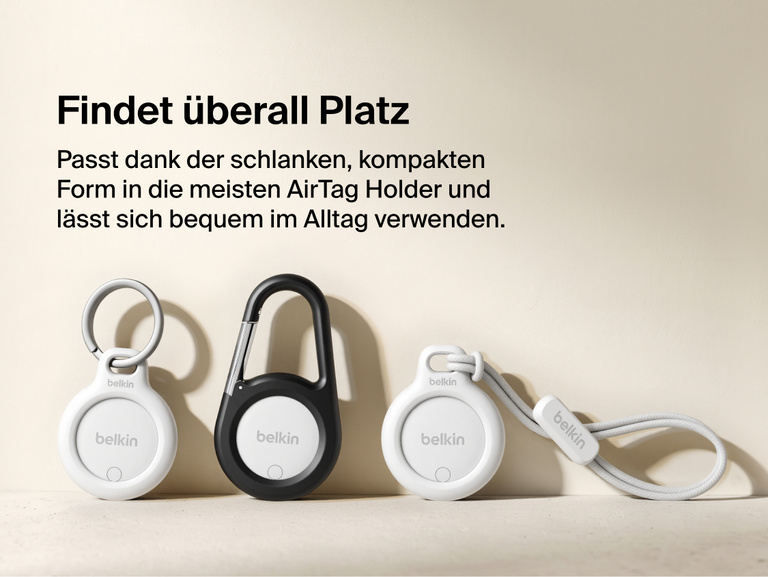 Der Belkin SureFind Spot Tracker wird mit Schl&uuml;sselring, Karabinerhaken und AirTag Haltern mit Schlaufe gezeigt, um das kompakte, vielseitige Design zu veranschaulichen.