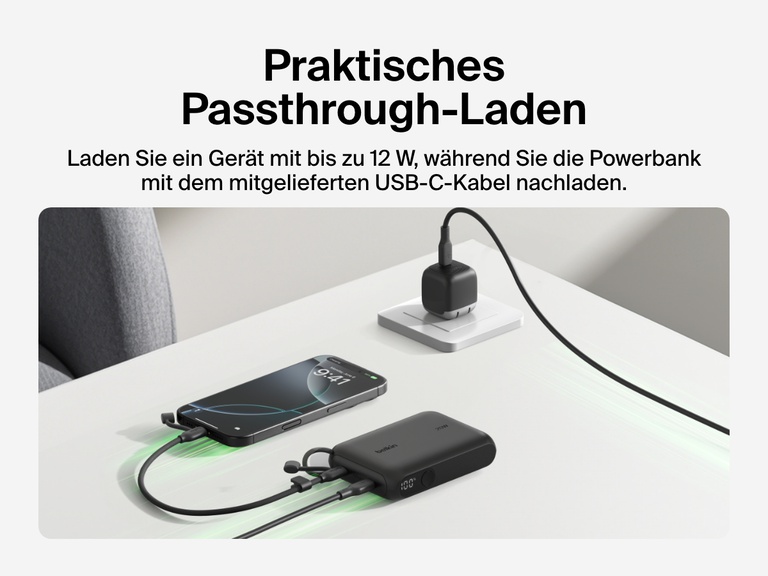 Es wird gezeigt, wie die Belkin BoostCharge Powerbank 10K mit Display mit dem Passthrough-Laden ein Smartphone mit bis zu 12 W auflädt und dabei gleichzeitig mit dem mitgelieferten USB-C-Kabel nachgeladen wird.