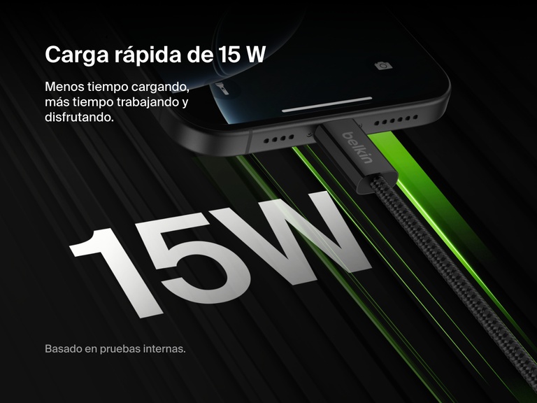 Imagen en primer plano del cable Belkin BoostCharge de USB-A a USB-C de 15 W cargando de forma rápida un smartphone, en la que se recalca su eficiente suministro eléctrico de 15 W para ofrecer tiempos de carga más rápidos.