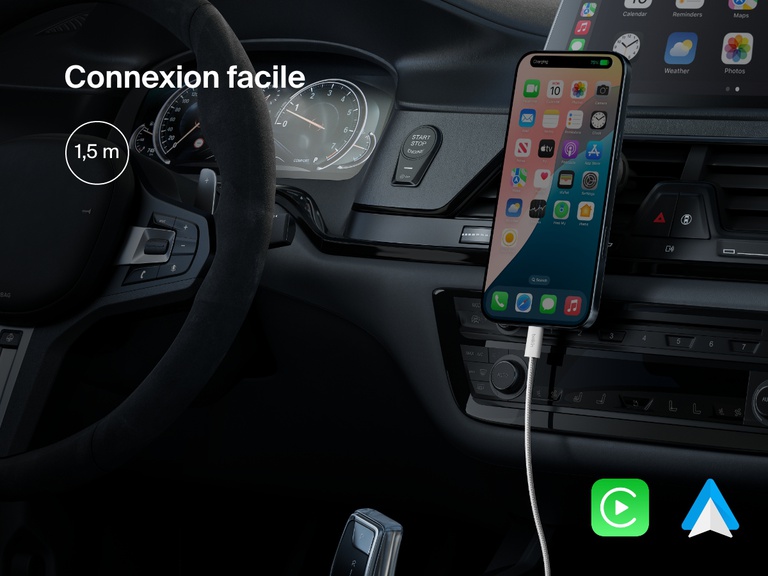 Un câble USB-C vers USB-C Belkin BoostCharge 240 W d'une longueur de 1,5 m dans une voiture, permettant un accès facile aux appareils et une connectivité fluide à CarPlay d'Apple et Android Auto pendant la recharge.