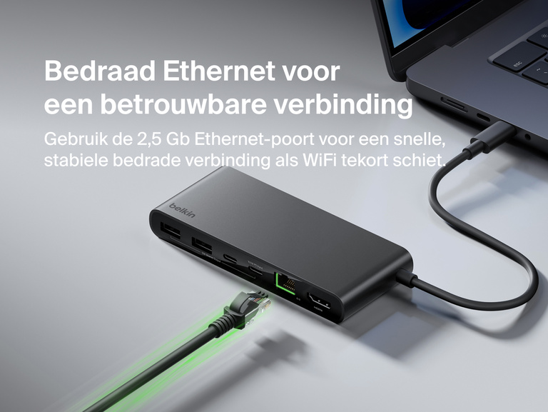 Belkin Connect 8-poorts USB-C-hub met 2,5 Gb Ethernet-poort verbonden met een laptop via een Ethernet-kabel voor een stabiele verbinding met snel en betrouwbaar internet.